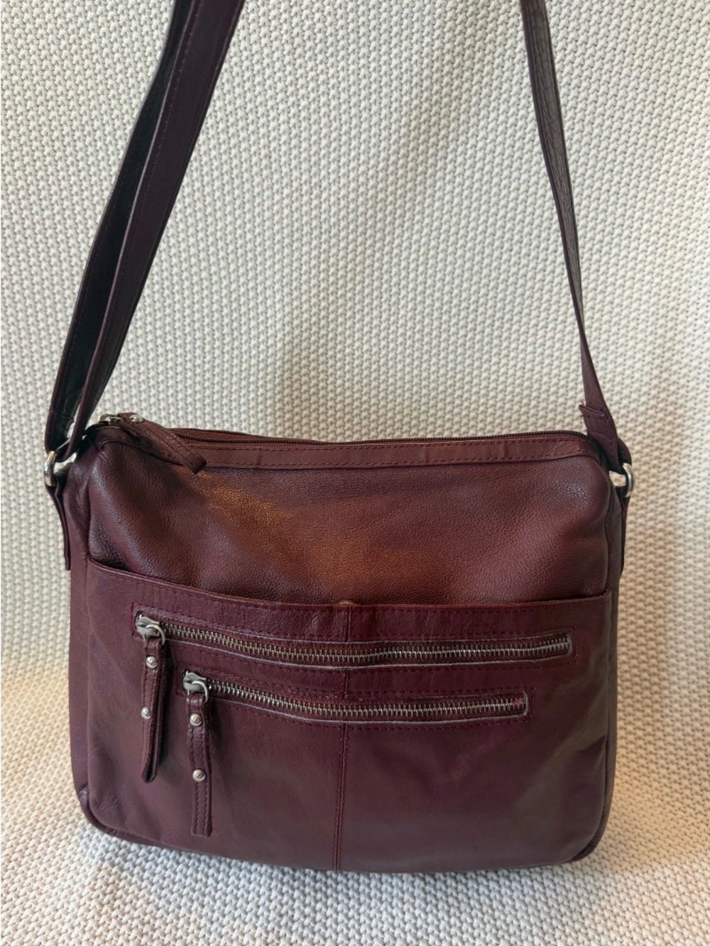 Classic American Leather bag in a brown-brownish ruby color